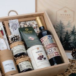 Blisko Natury - drewniana skrzynia z grafiką i winem